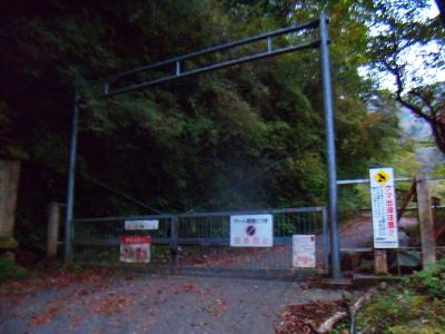 塩水橋からこの車両通行止めゲートから林道をスタート