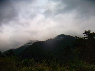 小袖手前の駐車場から撮影してみたけど、今日の天気は最悪。雨は降ってないけどガスガス