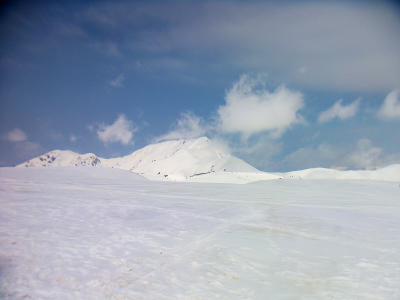 奥大日岳だろうか、素晴らしい雪の山容。青空もグッド