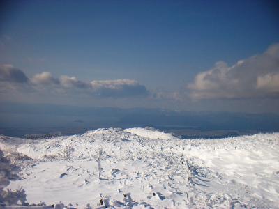 北方面の山々も何が見えてるかわからない。本当なら白山とか見えるんだろうね