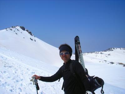 スキーと靴を担ぎながらの姿を撮影してもらった。山スキー用ではないから重いんだよね。それにかなり気温が高く暑い