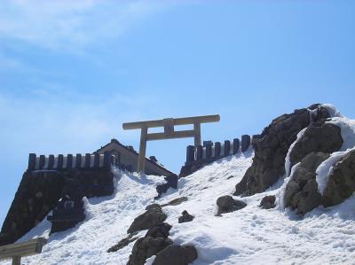 スキーで滑り降りるが、最後に御嶽山の山頂を振り返る