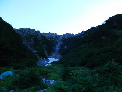 次の日、岳沢から稜線を見るが、今日も天気が良くて雲一つなかった