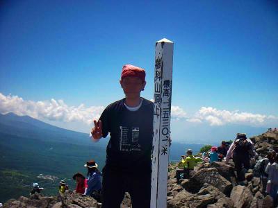 蓼科山山頂(2530.1m)で記念撮影。撮影に人が並んでいたのでさっさと撮ってもらう
