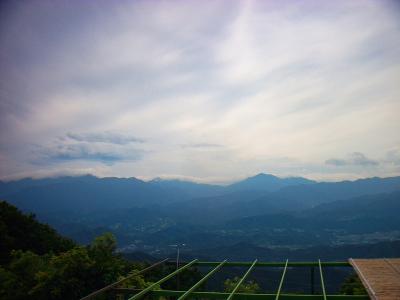 陣馬山山頂からは山々が見えるけどちょっと雲がかかってるね