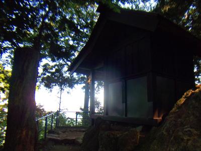 琴平神社かな！？なんか祭られてるのか小屋みたいなのがあった