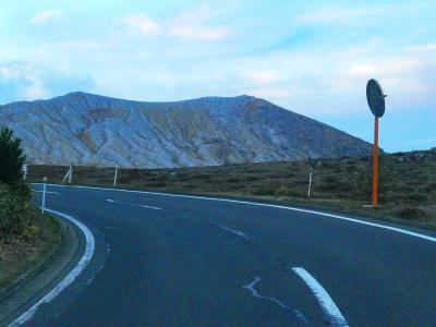 帰りに車から降りて撮影。写真ではわからないけど迫力ある山肌だった
