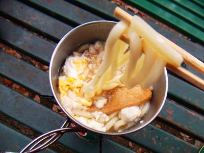 卵入りのキツネうどんを食べる。山で食べるうどんは格別に美味い！