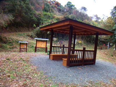 ここが井関峠かな！？東屋や看板があれこれあった