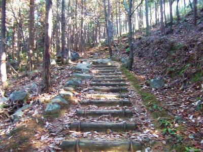 階段の道が続く