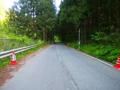 水越峠に向かって坂をあがっていく