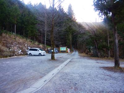 一の鳥居・駐車場。駐車場所によっては凍っているところがあるので凍ってないところに駐車