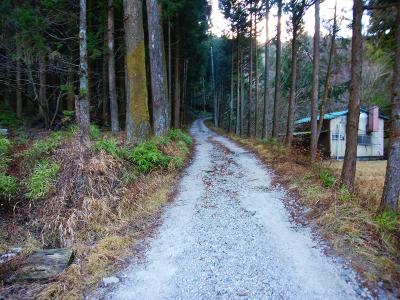 駐車場の奥より進んでいく