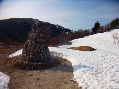 北比良峠に到着。ここからダケ道で下っていく