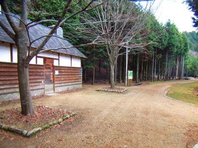 展望塔を下ったところにトイレがある。このトイレを左へ