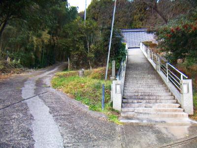 右へ登ると福泉寺。どっちへいってもいけるようだ