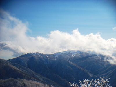 あっちは蓬莱山方面。あそこも雪が多いんだろうね