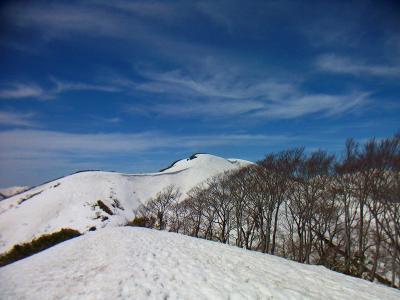 前大日のピークに到着。大日ヶ岳の山頂が見える。ここから確か20～30分くらいだった