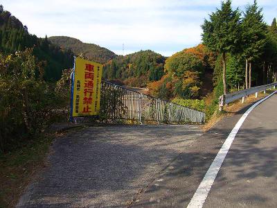 府道733号線のこの場所を田んぼ（畑）のほうへ下る
