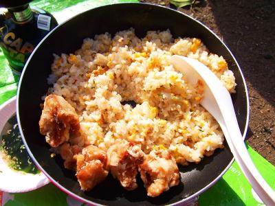 自然の中で食べるチャーハンはかなり美味しかった！！から揚げとも相性バッチリ。またチャーハン作りたいなぁ