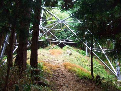登りきったところに一つ目の鉄塔があった。もう時間的にお昼なのでここで昼食をとることにした