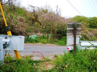 ここで一旦道路に出る。左へ曲がって坂道をあがっていく