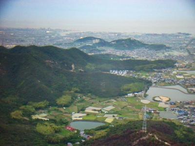 岩上から見下ろすと長尾登山口のある新池なども見える。あそこからピストンしたほうが早いけど今回は百間岩からの夜景も撮影したいので鹿嶋神社からのピストンにしたわけだけどね