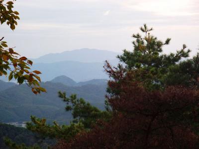 少しズームで撮影。向う側の高い山が六甲山かな！？形的にちょっと違うような気もする