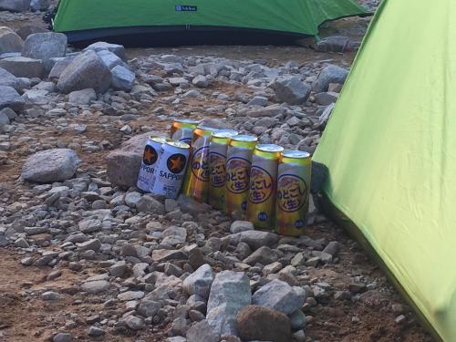 宴用の酒を冷やすためにテント横に並べる。宴やる気満々なのがわかったのかすれ違う人、みんな見ていた
