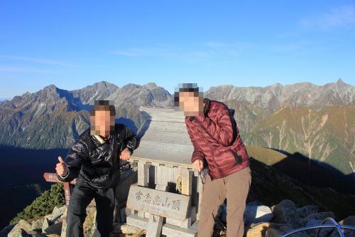 苦笑いしながらS嬢と記念撮影をする。