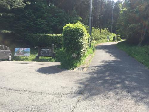  甘南備山の登山口の駐車場に到着。左駐車場に映ってるのは新しいマイカー