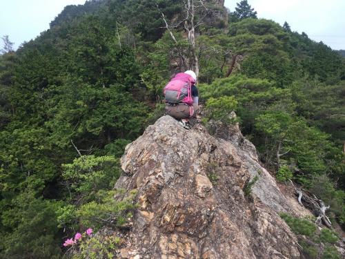 アリ背渡りのような岩をS嬢が必死に立とうとする。もちろん左手に落ちたらあの世行きとなる。S嬢のこの根性がすごい。