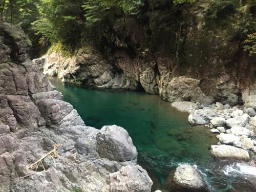 明るくなってわかったが、この渓谷の水はエメラルドグリーンで綺麗だ