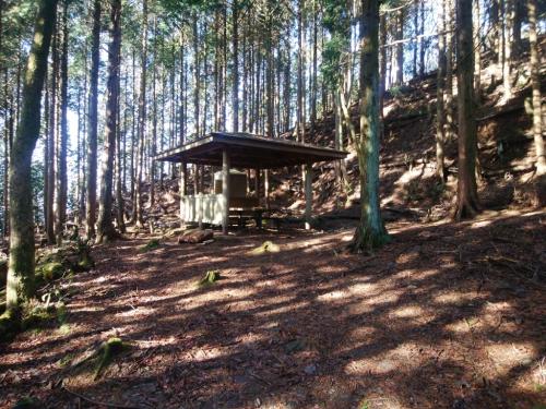 山頂直下に東屋と簡易トイレがあった