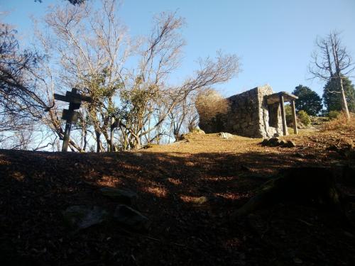 ここで分岐。次にいくオオタワは右だけど、とりあえず山頂は左なので左へ行く