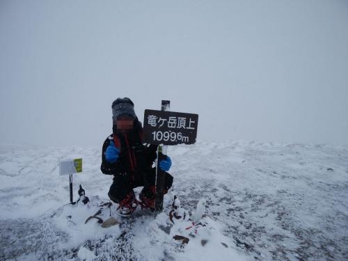 なんとか竜ヶ岳の山頂に到着。4回目の竜ヶ岳、そして雪山では初！