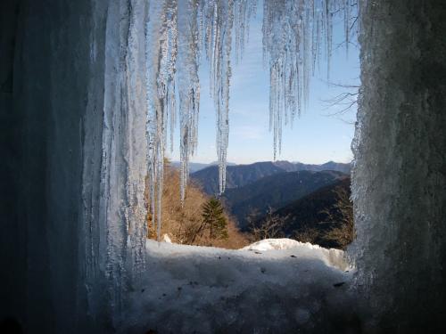 氷柱の間からみる景色。これはこれで神秘的だった