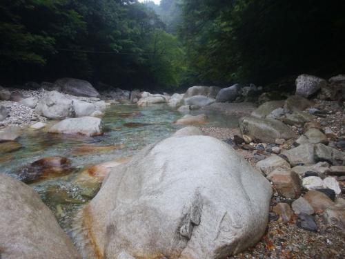 さあ入渓して下流へ進みます