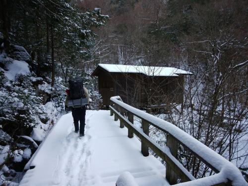 避難小屋に到着