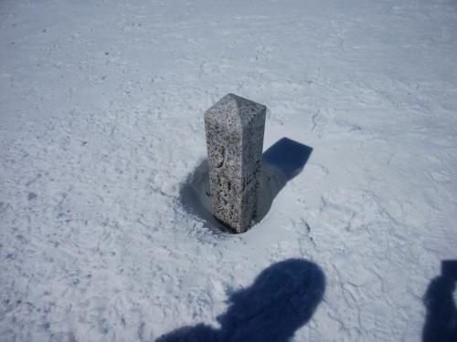 大日ヶ岳の山頂に到着。何ｍ積もっているんだろうか、埋まっていた