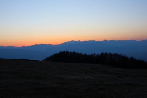 前日に立ち寄った高ボッチ高原から夕陽が沈んだ後の北アルプスを撮影する。ここからの景色も良かったなぁ