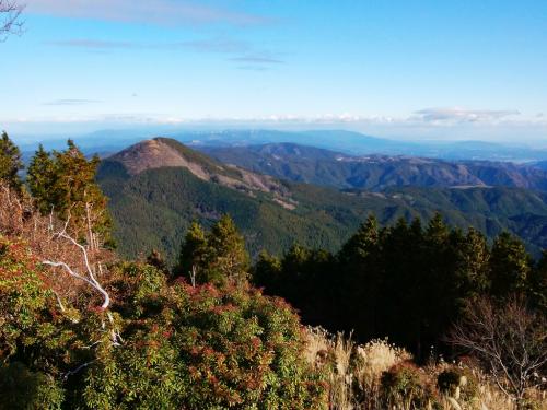 尼ヶ岳をちょいズーム、斜面を見てると山頂直下の斜面がやっぱキツそうだわ