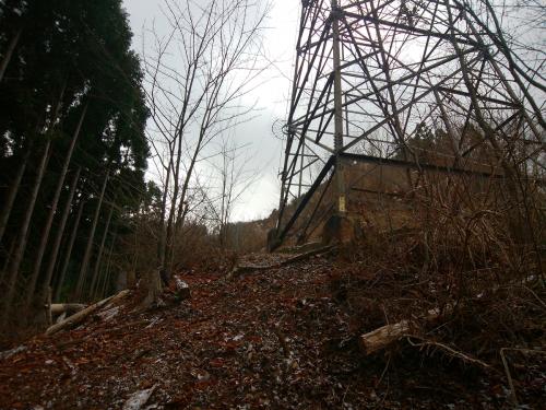 急登途中にある鉄塔